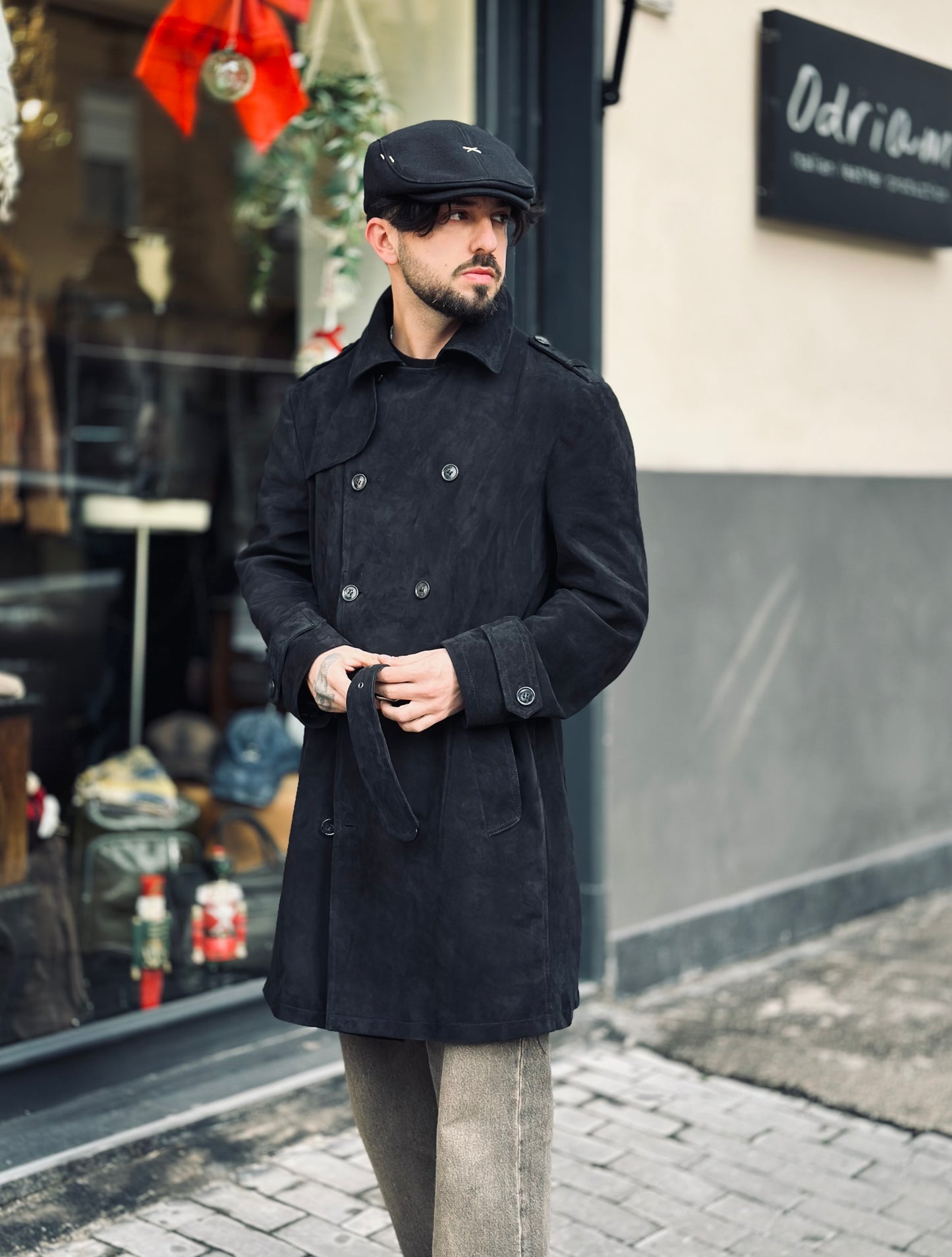 “Heritage Trench” in suede with sheathing collar