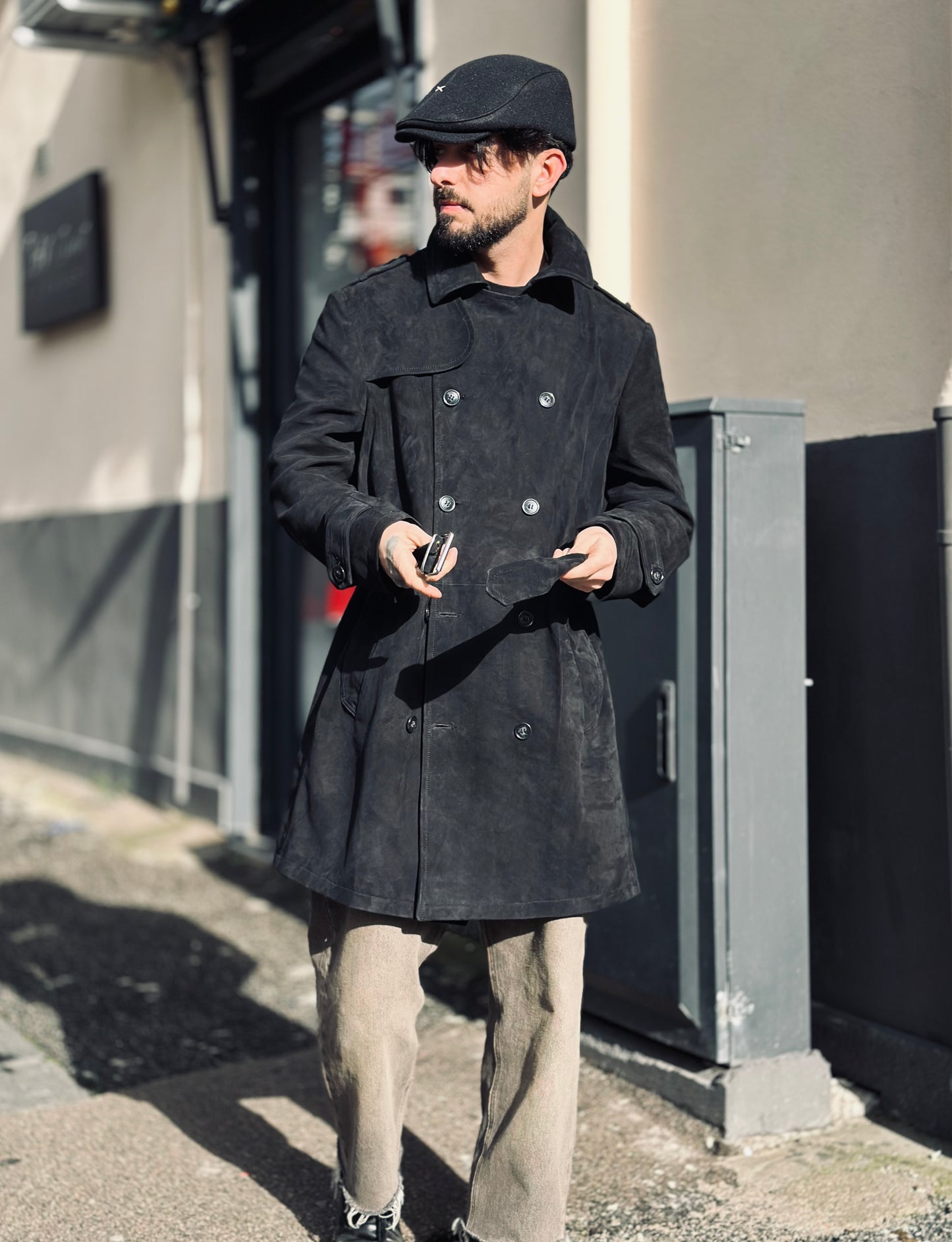 “Heritage Trench” in suede with sheathing collar