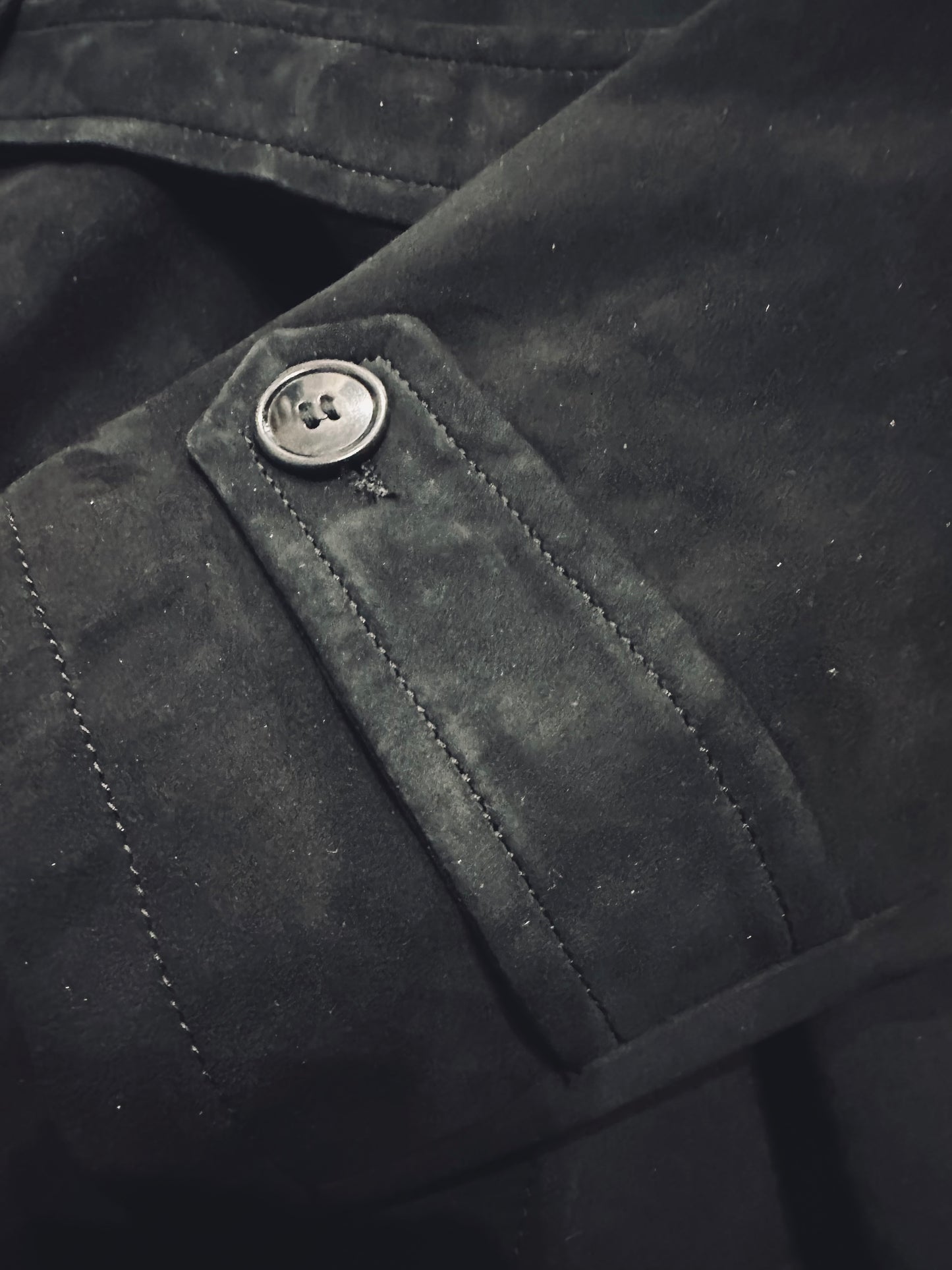 “Heritage Trench” in suede with sheathing collar