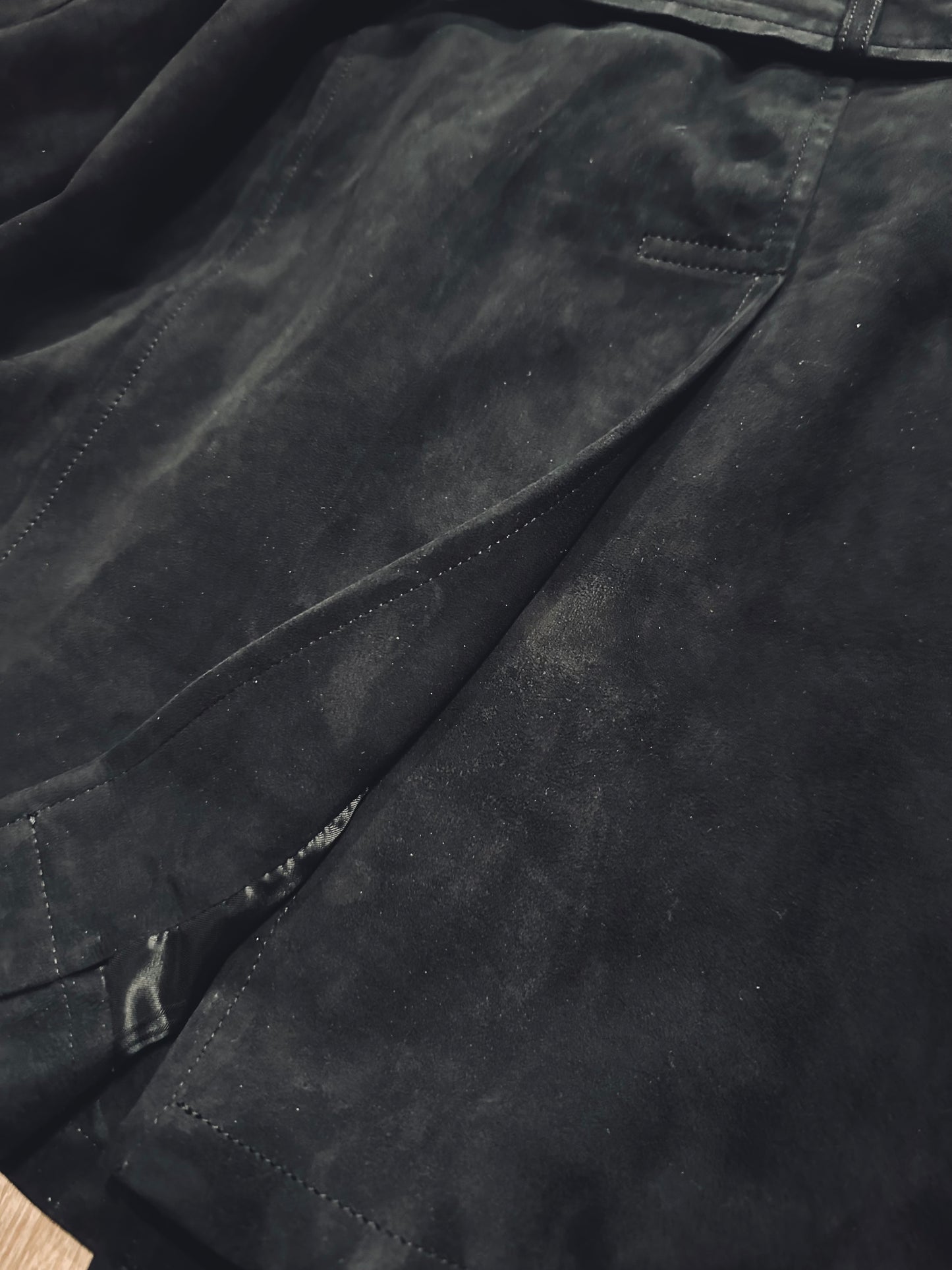 “Heritage Trench” in suede with sheathing collar