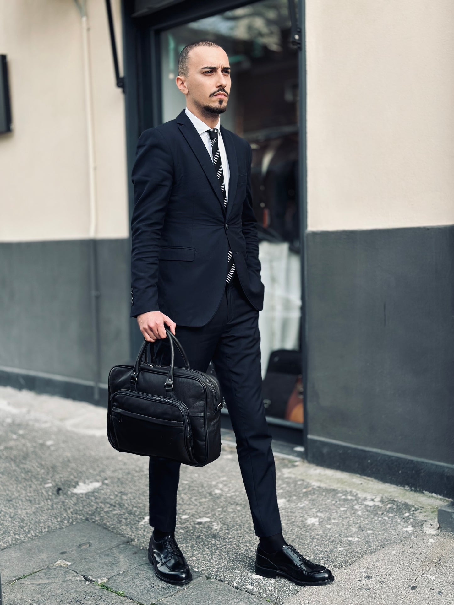 The Odriam Leather Briefcase Bag: elegance and functionality