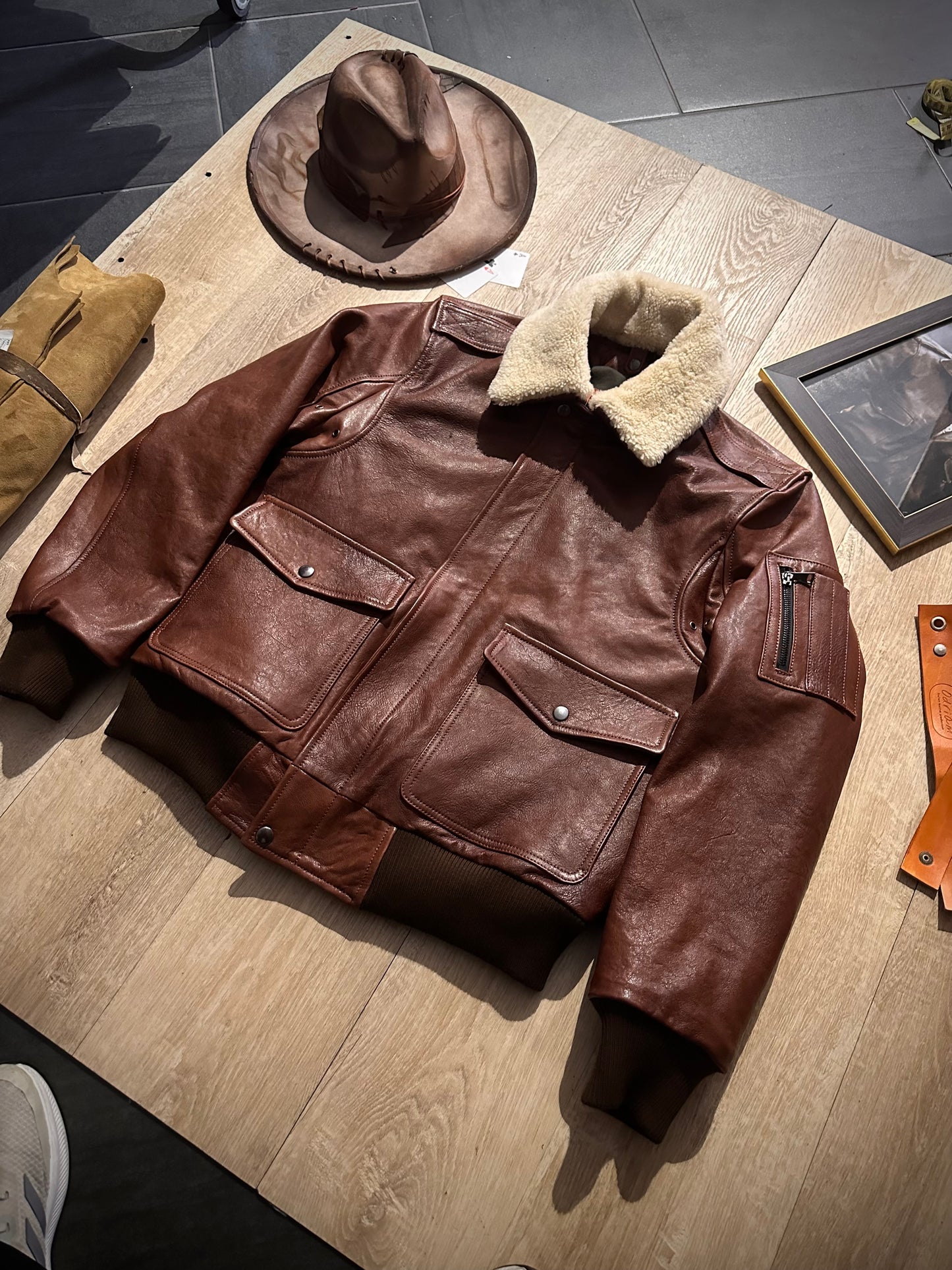 “Falconer” Chestnut vegetable leather sheepskin collar