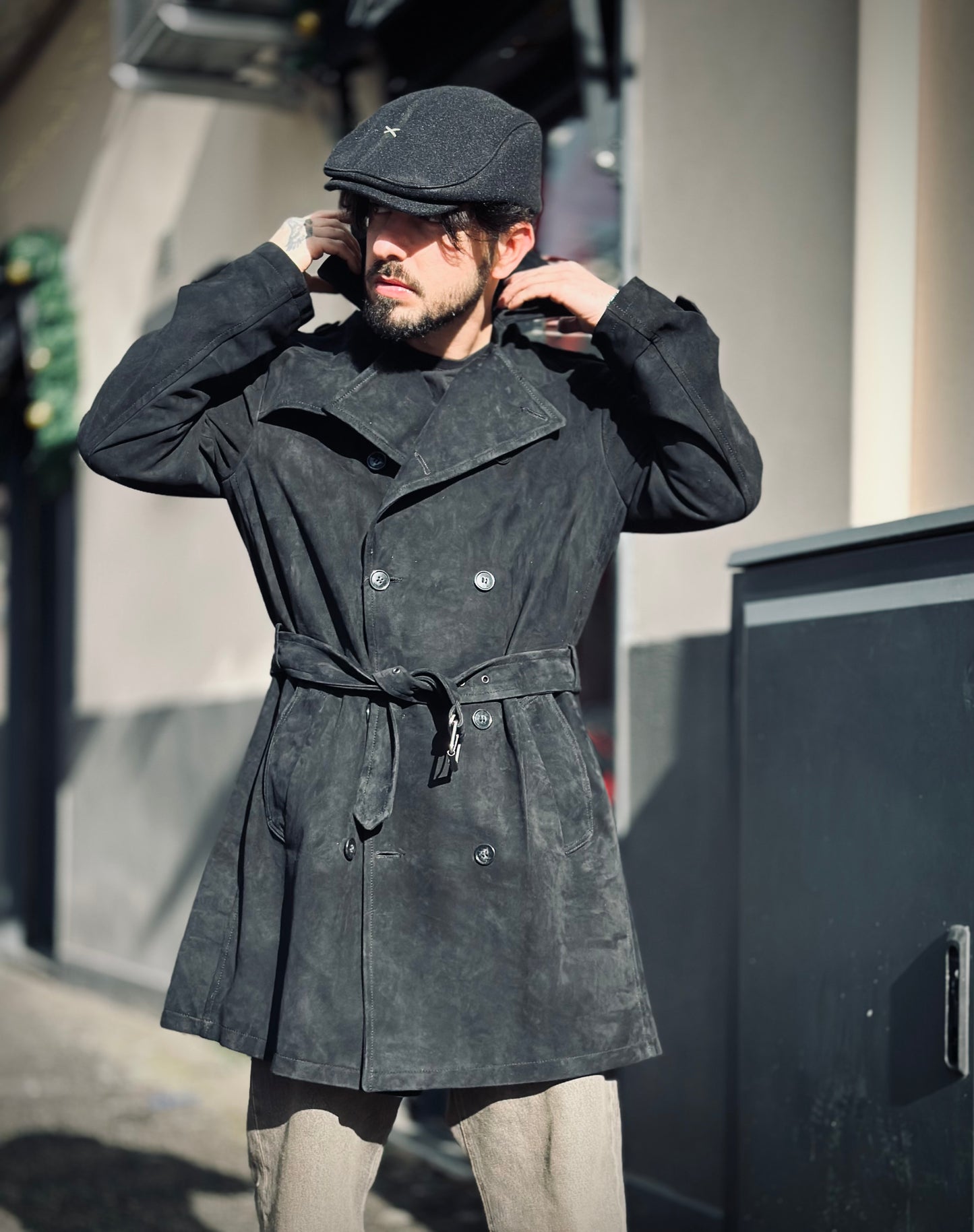 “Heritage Trench” in suede with sheathing collar