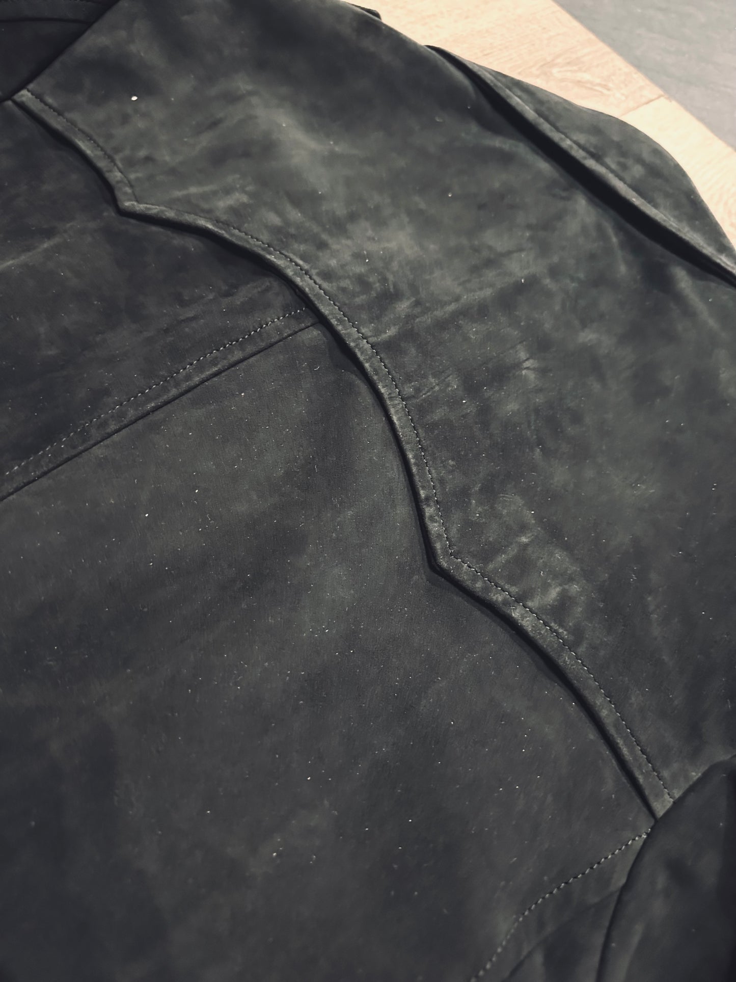 “Heritage Trench” in suede with sheathing collar