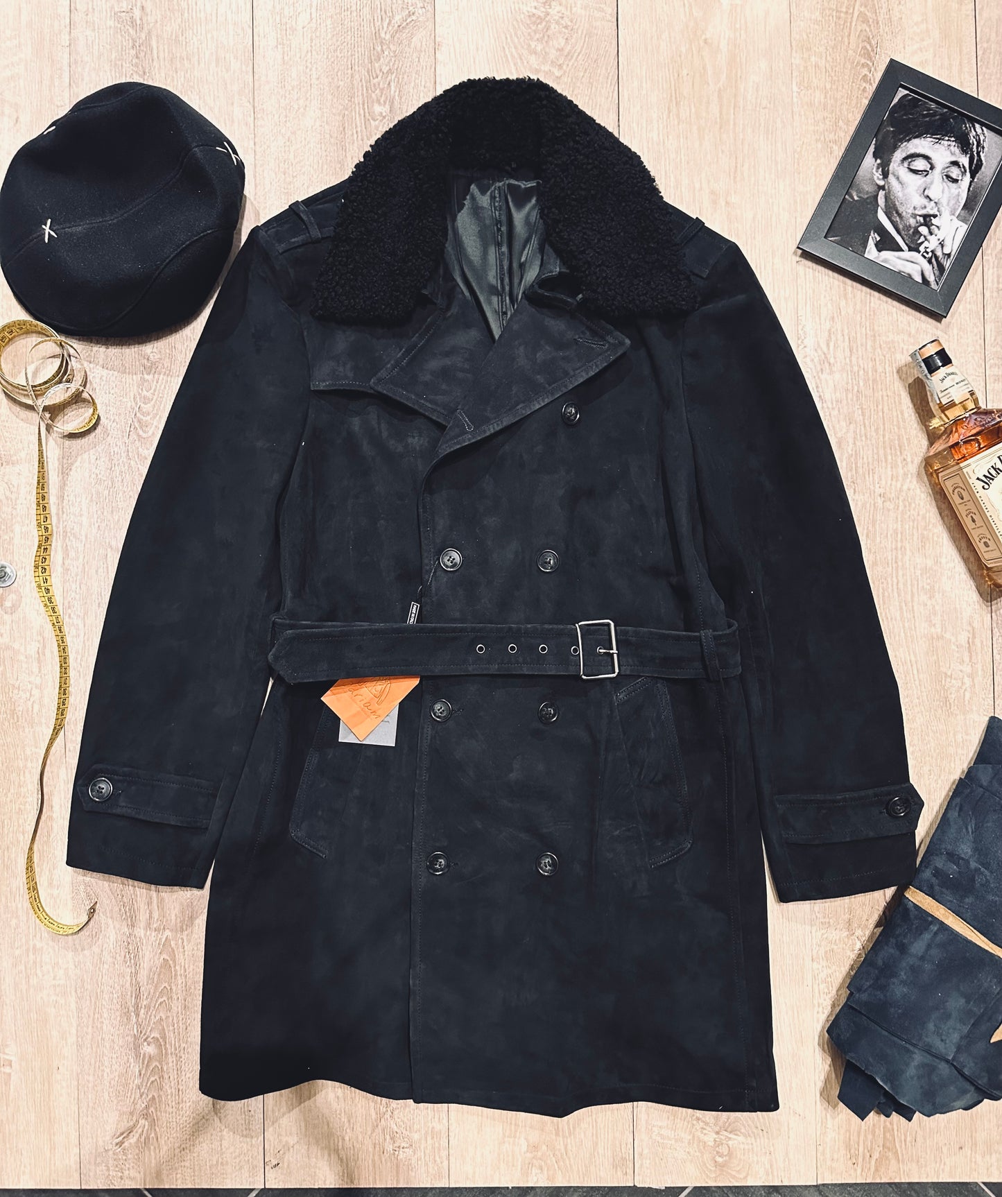 “Heritage Trench” in suede with sheathing collar