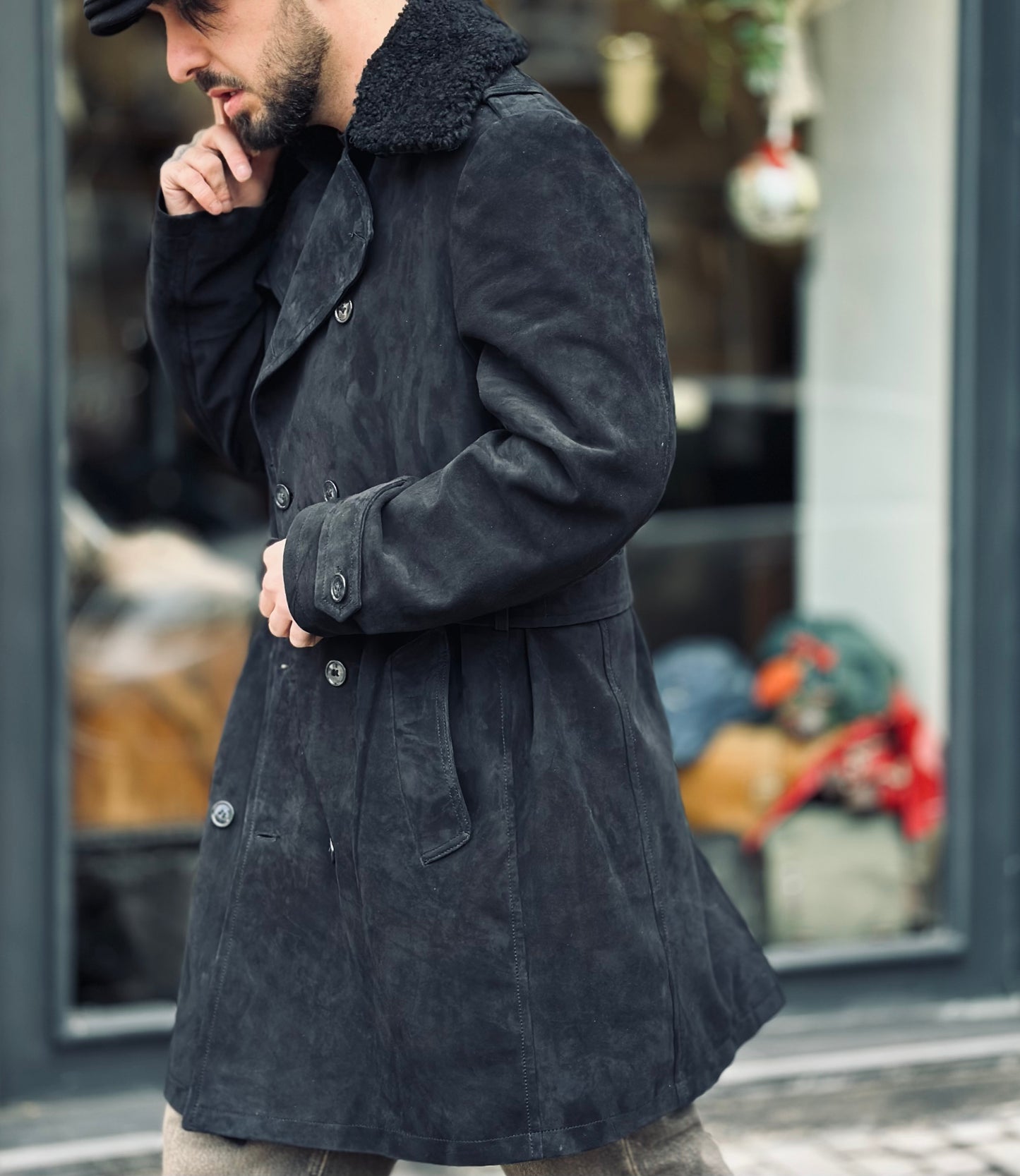 “Heritage Trench” in suede with sheathing collar