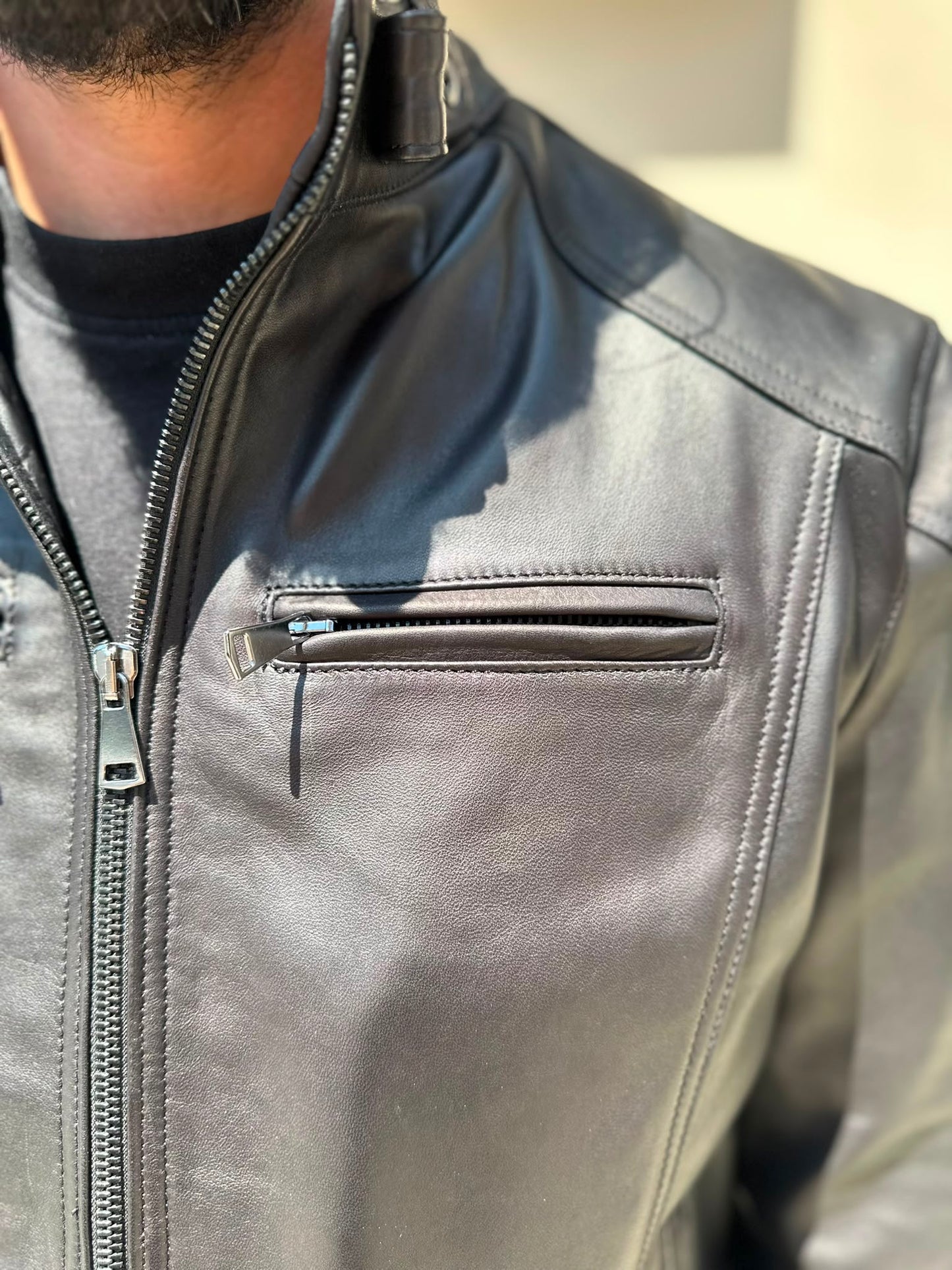 Giacca biker in pelle uomo "Vireo" — agnello con cappuccio staccabile, waxy