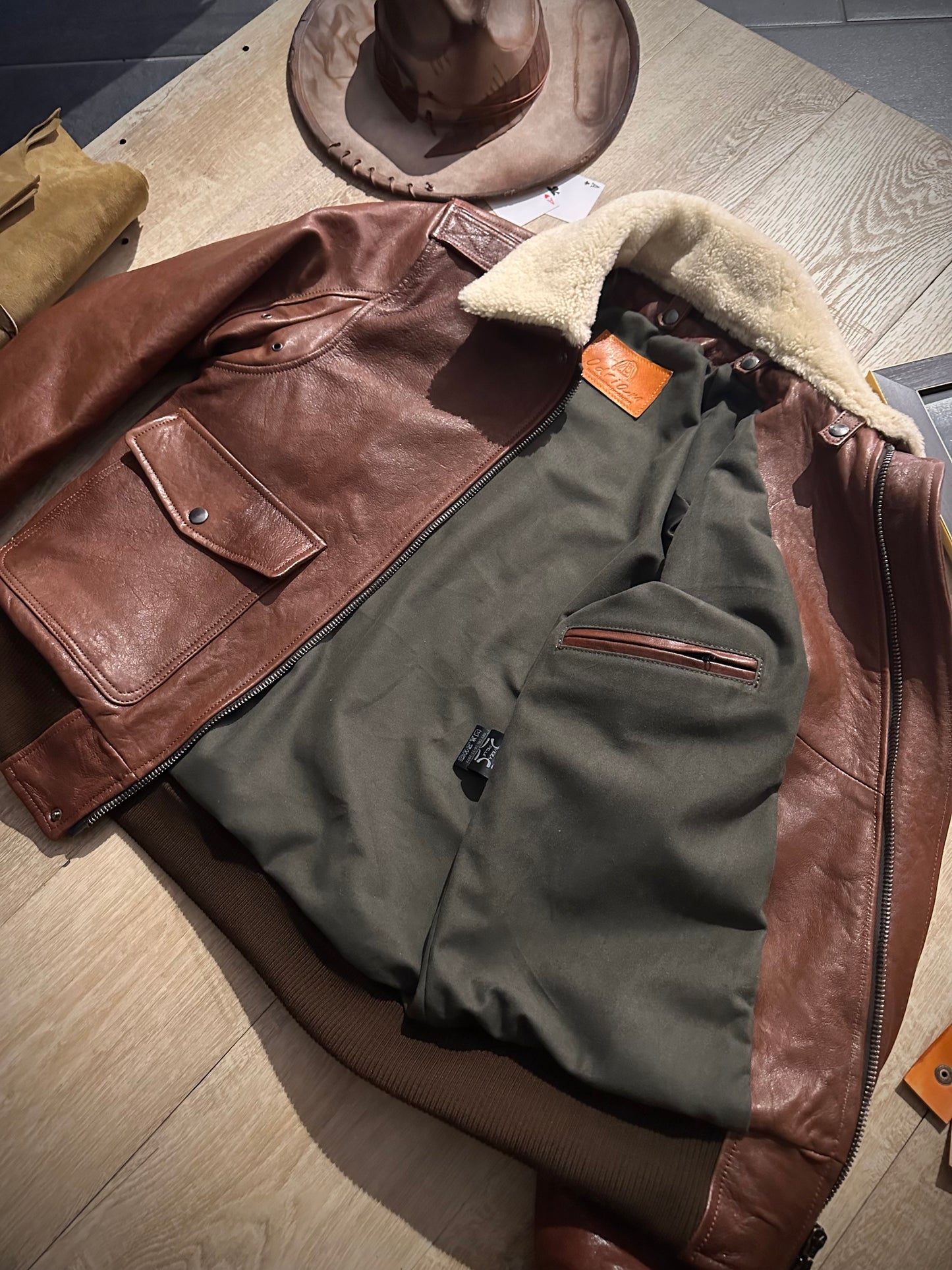 “Falconer” Chestnut vegetable leather sheepskin collar