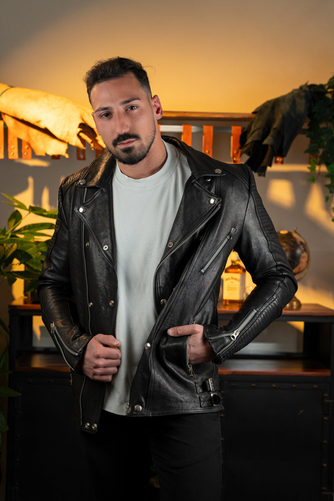 « Shadow Edge » : veste en cuir tanné végétal noir avec fermeture éclair et coutures