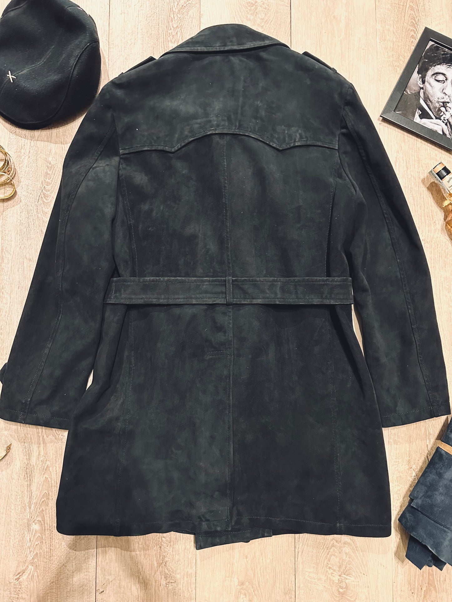 “Heritage Trench” in suede with sheathing collar