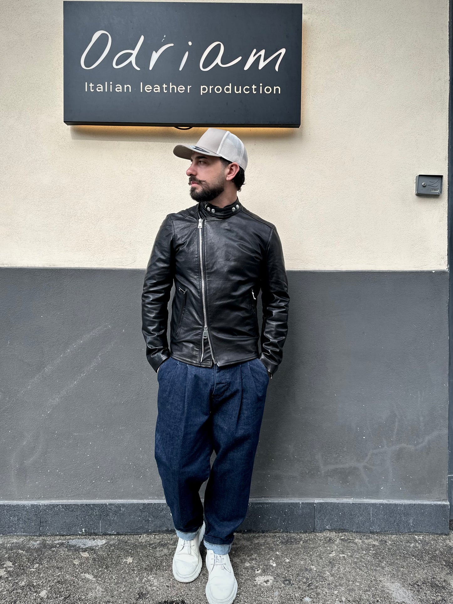 "Biker Rivetti" in pelle di agnello in pieno fiore waxy