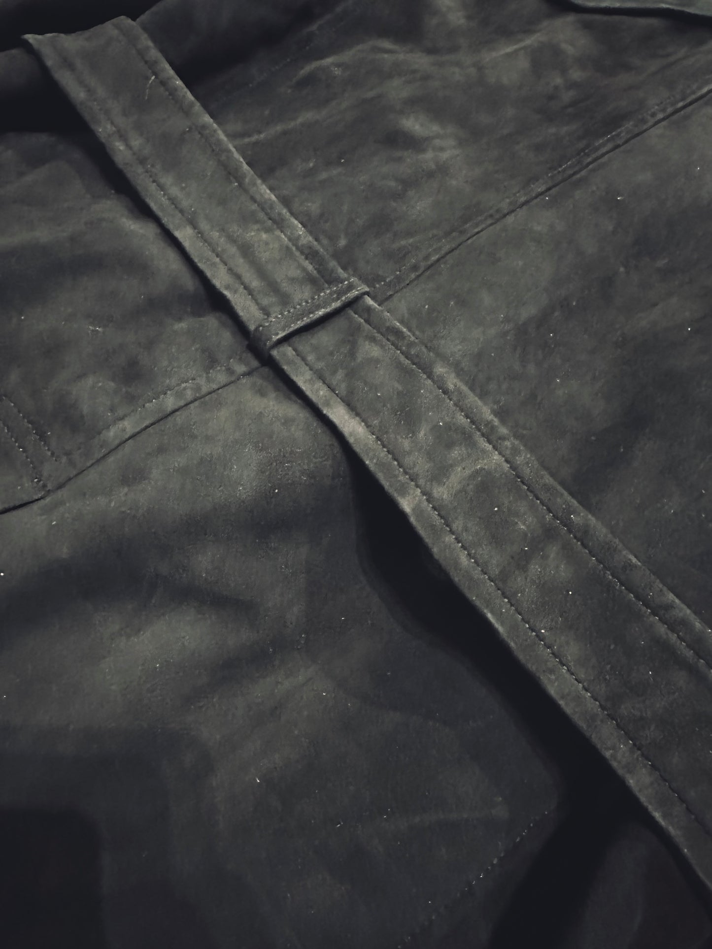 “Heritage Trench” in suede with sheathing collar