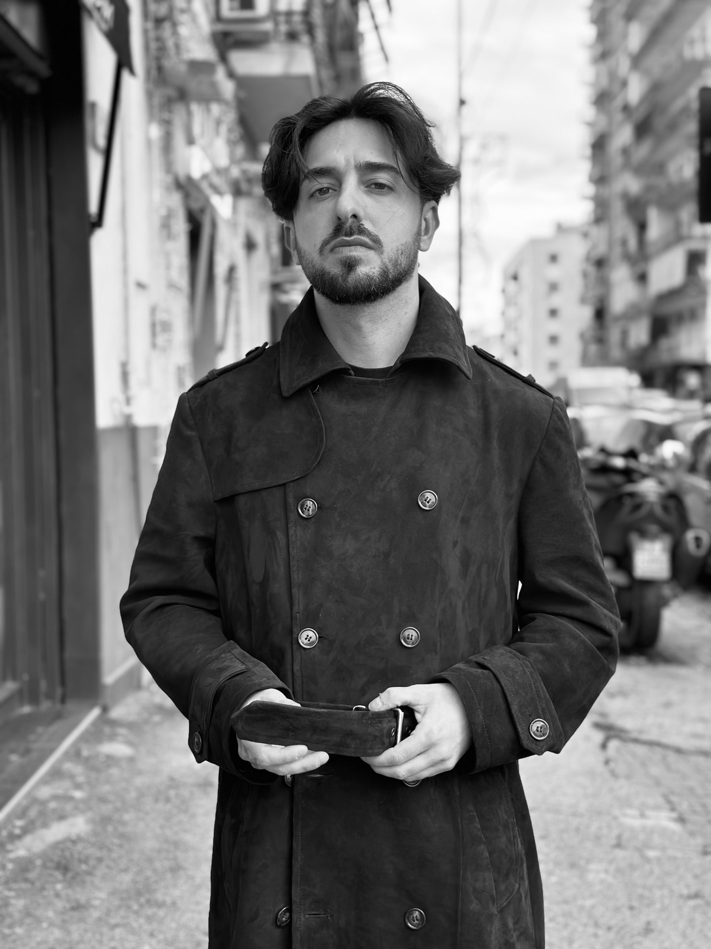 “Heritage Trench” in suede with sheathing collar