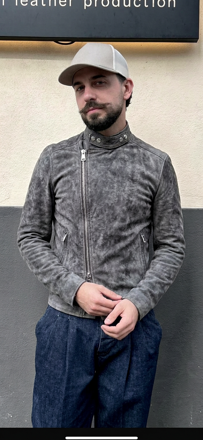 "Biker Rivetti" in pelle di agnello sfiorata vintage